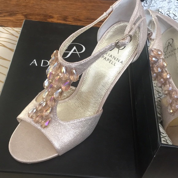 💕🎉Adrianna Papell Glamorous Gold Shoes🎉💕 - Picture 3 of 7